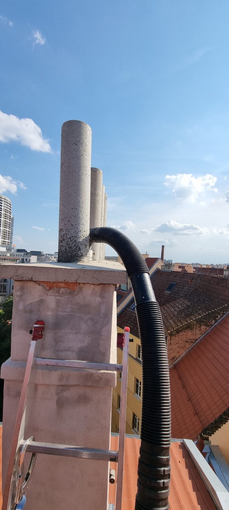 Flexibilná komínová vložka v uhýbanom komíne historickej budovy